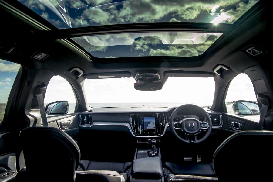 Торпедо Volvo V60 T5 R-Design 2018 года  (UK) (фото 19 из 40)